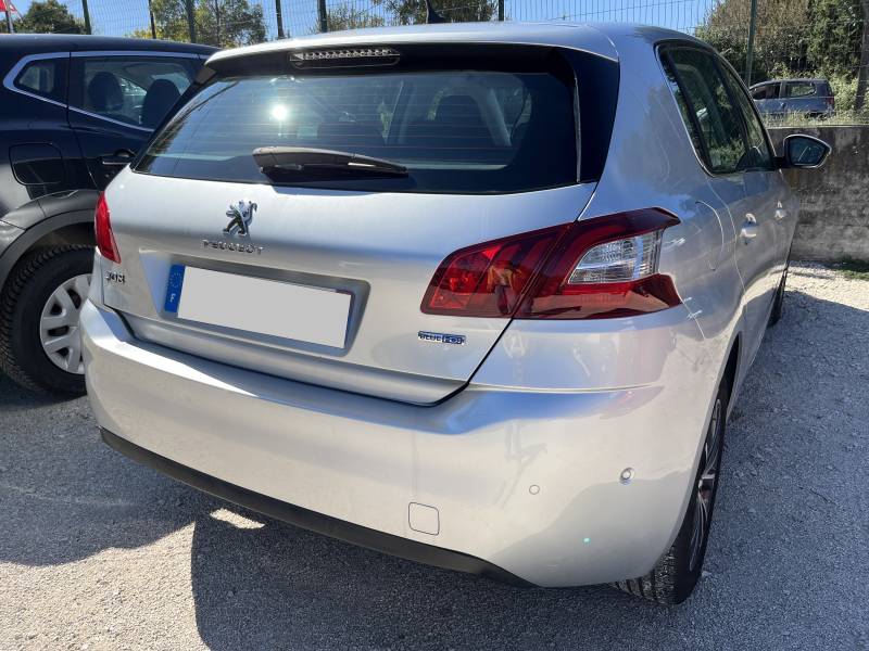 carrosserie Gris Alu et son habitacle 5 places / 5 portes complètent un ensemble parfaitement adapté à un usage familial ou professionnel. A VALREAS