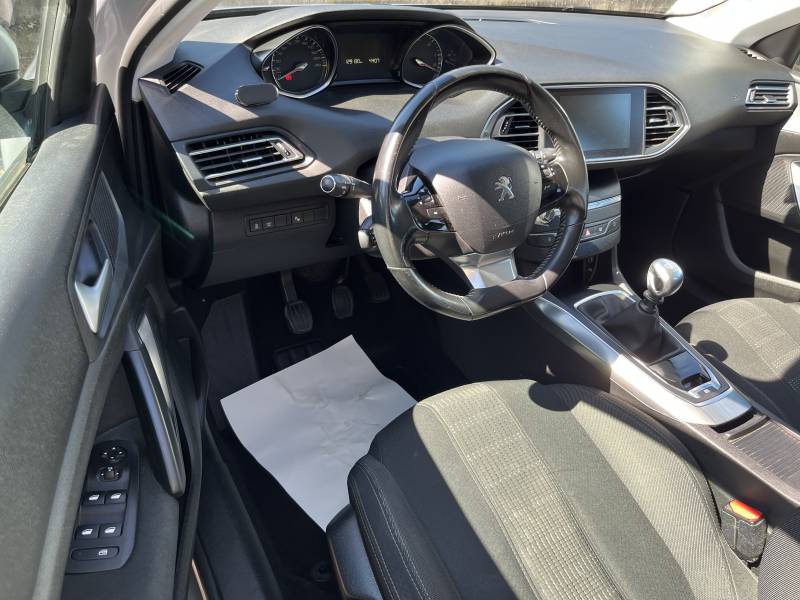 ôté technique, cette voiture d’occasion à Avignon affiche seulement 129 100 km garantis, est animée par un moteur 1.6 BLUE HDI 120 ch. A NIMES