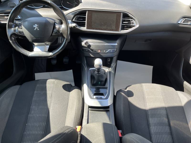 voiture d’occasion PEUGEOT 308 II 1.6 BLUE HDI 120 Allure 5p. BV6, une berline moderne et économique. A TARASCON