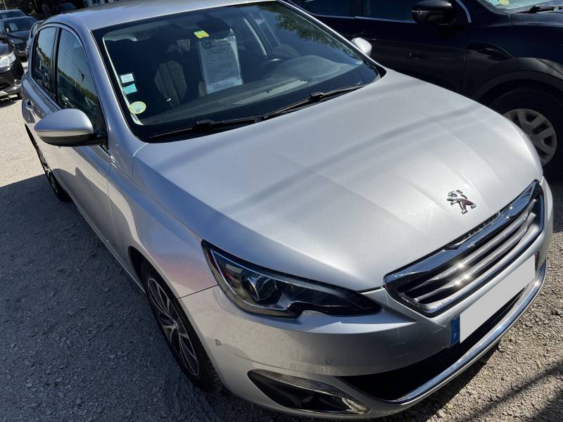 PEUGEOT 308 II 1.6 BLUE HDI 120 Allure 5p. BV6 alliant confort, sécurité et économie, n’hésitez pas à prendre contact avec CPM Auto à Avignon.