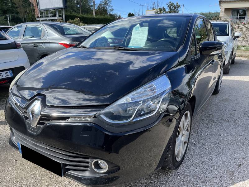 Voiture d’occasion RENAULT CLIO IV 1.5 DCI 75 Air MédiaNav. Société 2 Places. Avec Radars de Recul et GPS Europe tactile ainsi Régulateur + Limiteur de vitesse. Garantie 12 Mois.