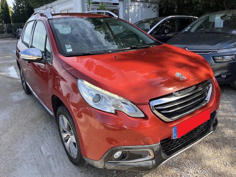 Voiture d’occasion PEUGEOT 2008 1.6 e-HDI 92 Allure 5p. avec GPS Europe tactile et Ciel plafond d’ambiance à Leds ainsi que Sièges Semi-cuir. Garantie 12 Mois.