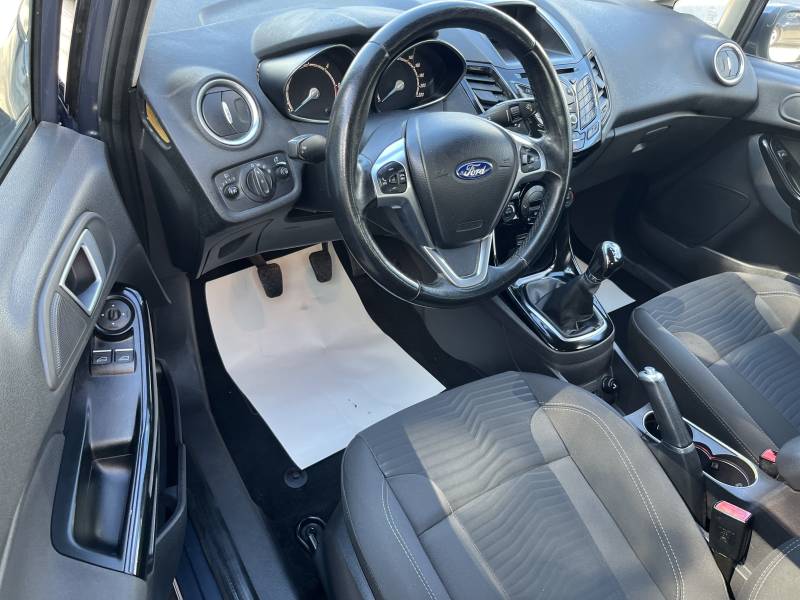 Voiture d’occasion FORD FIESTA VI Ph2 1.6 TDCI 95 Titanium 5p. avec climatisation Automatique et régulateur de vitesse ainsi que Béquet AR. Garantie 12 Mois.