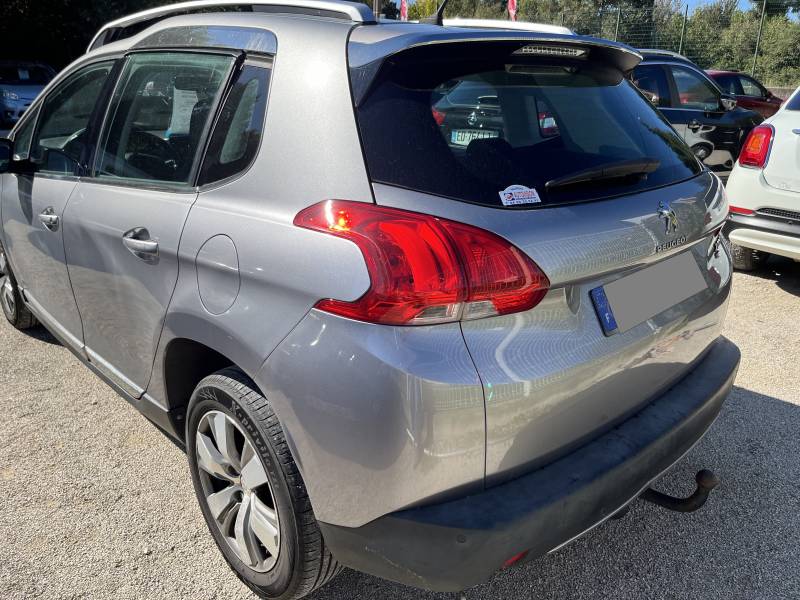 Voiture d’occasion PEUGEOT 2008 1.6 e-HDI 92 Allure 5p. avec GPS Europe tactile et Ciel plafond d’ambiance à Leds ainsi que Sièges Semi-cuir. Garantie 12 Mois.