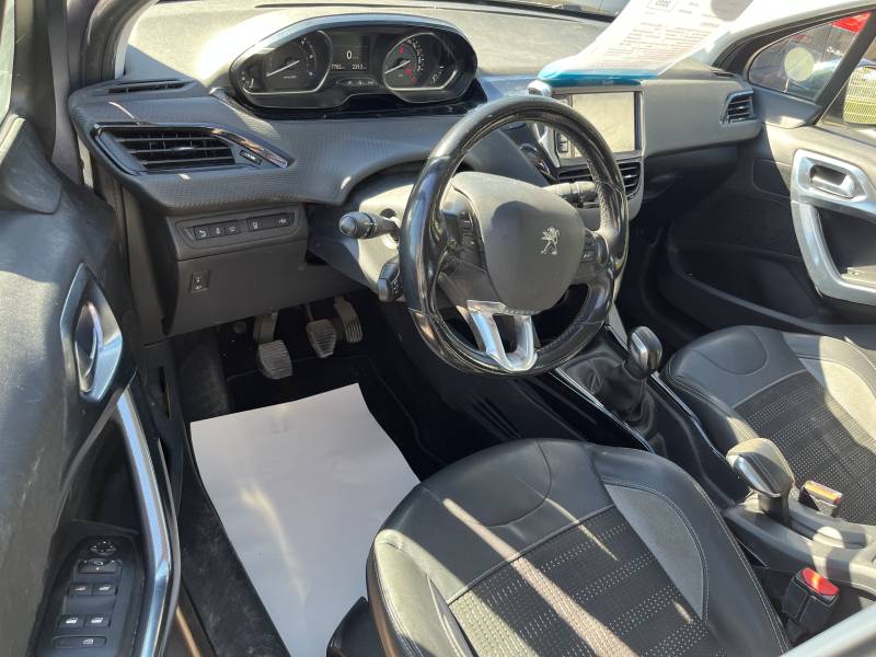 Voiture d’occasion PEUGEOT 2008 1.6 e-HDI 92 Allure 5p. avec GPS Europe tactile et Ciel plafond d’ambiance à Leds ainsi que Sièges Semi-cuir. Garantie 12 Mois.