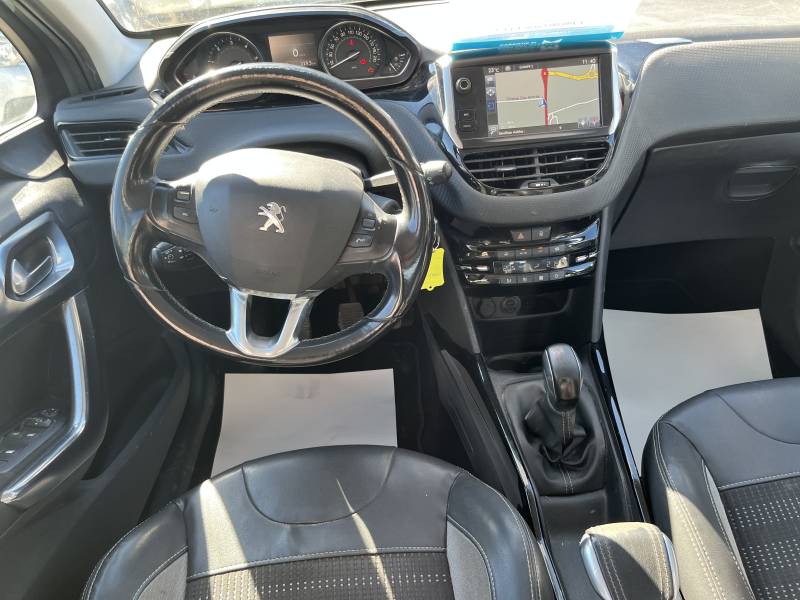 Voiture d’occasion PEUGEOT 2008 1.6 e-HDI 92 Allure 5p. avec GPS Europe tactile et Ciel plafond d’ambiance à Leds ainsi que Sièges Semi-cuir. Garantie 12 Mois.
