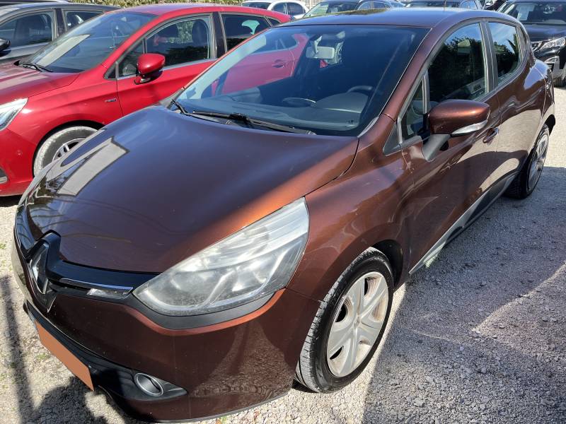 Voiture d’occasion RENAULT CLIO IV 1.5 DCI 90 ZEN. 5p. Garantie 12 Mois avec Régulateur + Limiteur de vitesse et Mode Eco ainsi que LEDS. Garantie 12 Mois.