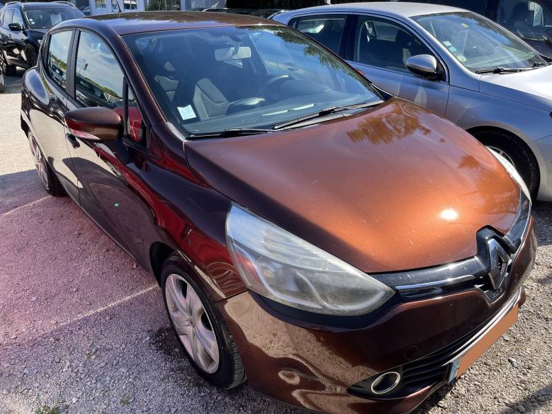 Voiture d’occasion RENAULT CLIO IV 1.5 DCI 90 ZEN. 5p. Garantie 12 Mois avec Régulateur + Limiteur de vitesse et Mode Eco ainsi que LEDS. Garantie 12 Mois.