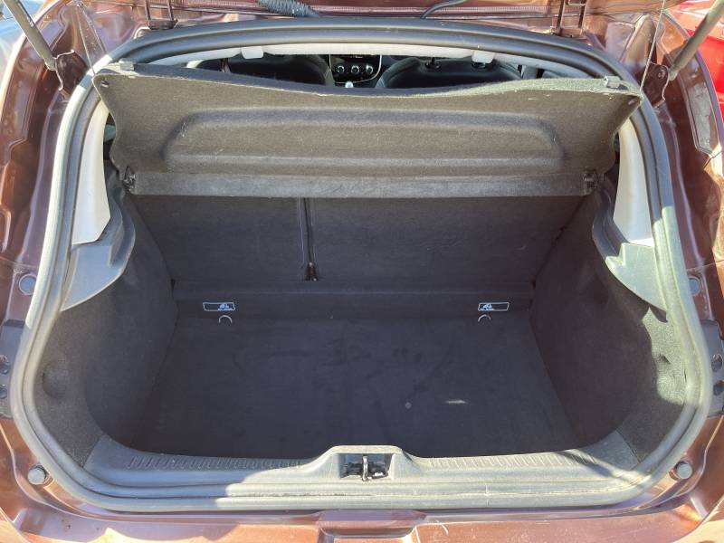 voiture d’occasion RENAULT CLIO IV 1.5 DCI 90 ZEN, une citadine polyvalente qui combine confort, sobriété et équipements modernes. A ARLES