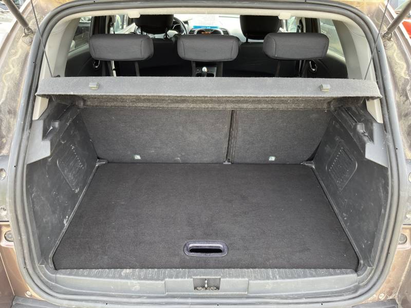 Voiture d’occasion RENAULT CAPTUR 1.5 DCI 90 Intens. 5p. avec régulateur et limiteur de vitesse et Crochet d’Attelage AR ainsi que GPS Europe tactile. Garantie 12 Mois.
