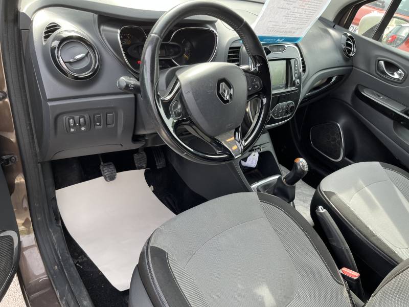 Voiture d’occasion RENAULT CAPTUR 1.5 DCI 90 Intens. 5p. avec régulateur et limiteur de vitesse et Crochet d’Attelage AR ainsi que GPS Europe tactile. Garantie 12 Mois.