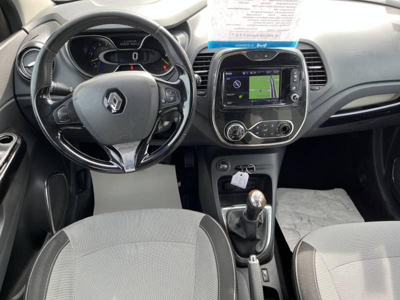Voiture d’occasion RENAULT CAPTUR 1.5 DCI 90 Intens. 5p. avec régulateur et limiteur de vitesse et Crochet d’Attelage AR ainsi que GPS Europe tactile. Garantie 12 Mois.