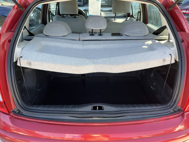 CITROEN C3 I Ph2 1.4 HDI 70 Exclusive SENSODRIVE 5 portes, un modèle idéal pour vos trajets urbains comme pour les déplacements quotidiens dans le Vaucluse.