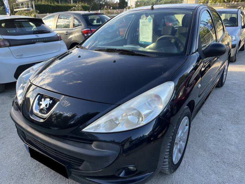 Voiture d’occasion PEUGEOT 206 + 1.4 HDI 70 TRENDY. 5p. avec Climatisation Automatique et Radio CD MP3 commande au volant. Garantie 12 Mois.
