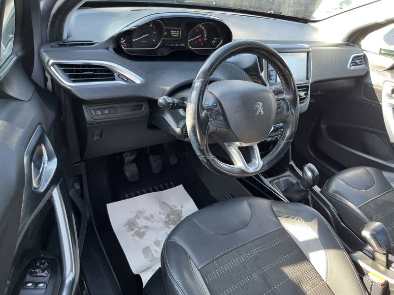Voiture d’occasion PEUGEOT 2008 I Ph2 1.6 Blue HDI 100 Allure Business. 5p. avec Radar de Recul et Caméra ainsi que sièges semi-cuir. Garantie 12 Mois.