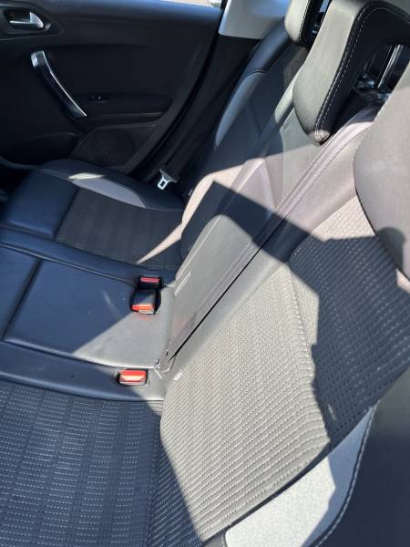 Voiture d’occasion PEUGEOT 2008 I Ph2 1.6 Blue HDI 100 Allure Business. 5p. avec Radar de Recul et Caméra ainsi que sièges semi-cuir. Garantie 12 Mois.