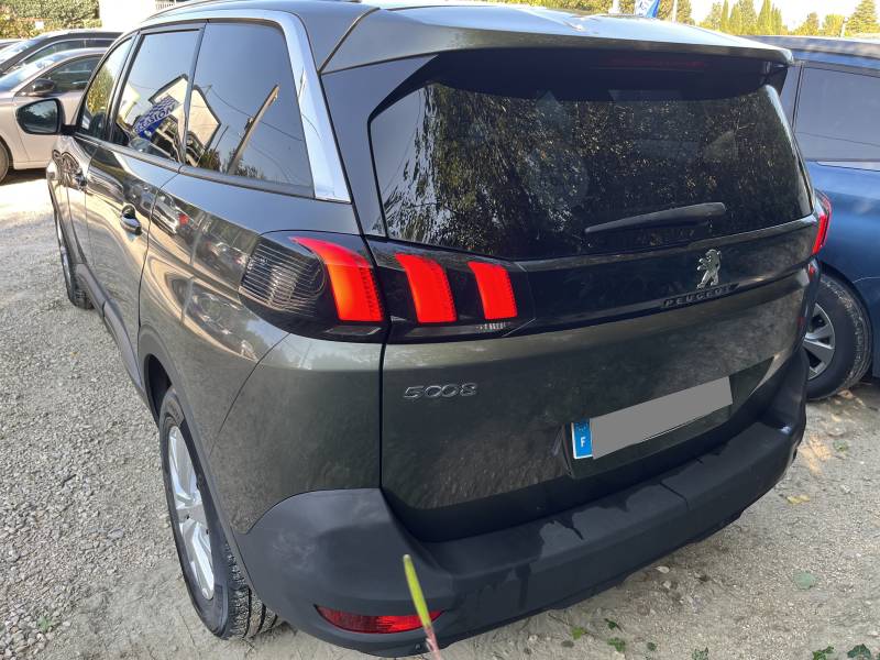 Découvrez cette voiture d’occasion PEUGEOT 5008 II 1.5 Blue HDI 130 Active Business, un monospace moderne et élégant, idéal pour les familles ou les conducteurs à la recherche d’espace et de polyvalence. A CARENTRAS