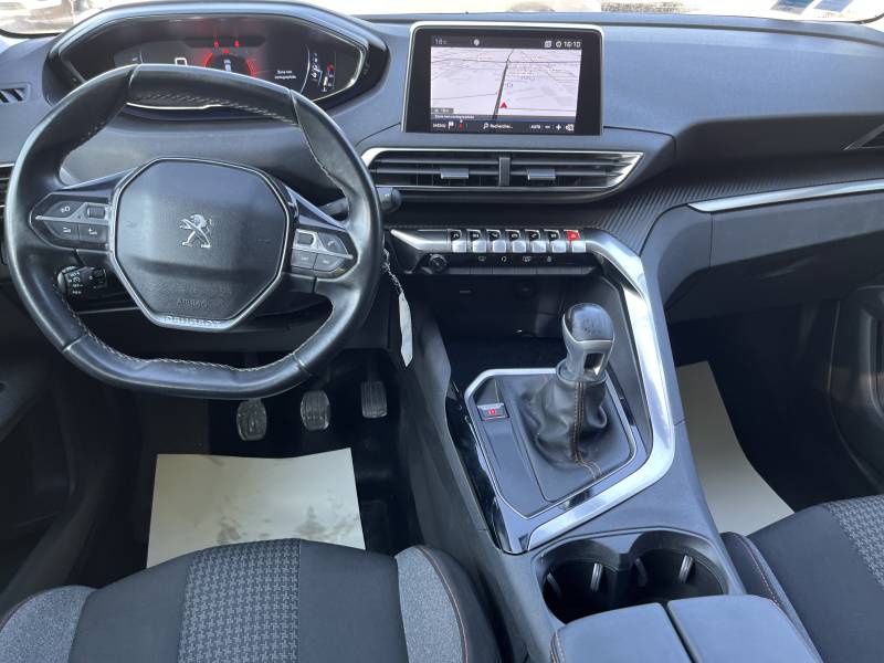  Il se distingue par sa boîte manuelle 6 vitesses, son moteur Diesel BlueHDi 130 ch, et sa teinte Amazonite Métal verni, à la fois sobre et raffinée.  A NIMES