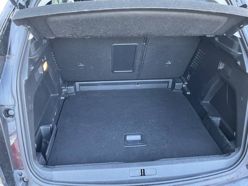 Voiture d’occasion PEUGEOT 3008 II 1.5 BLUE HDI 130 Active Business. EAT 8. 5p. avec GPS Europe Tactile et Radars AV + AR ainsi que Régulateur + Limiteur de vitesses. Garantie 12 Mois.