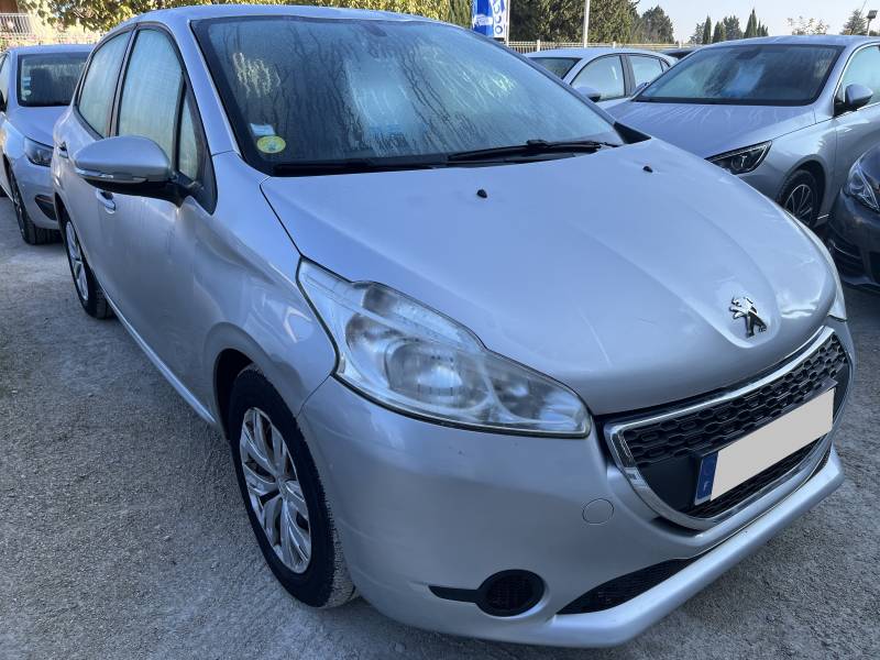 Voiture d’occasion PEUGEOT 208 1.4 HDi 70 Active 5p. Avec climatisation et régulateur de vitesse ainsi écran tactile. Garantie 12 Mois.
