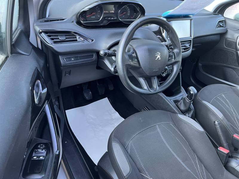 Voiture d’occasion PEUGEOT 208 1.4 HDi 70 Active 5p. Avec climatisation et régulateur de vitesse ainsi écran tactile. Garantie 12 Mois.