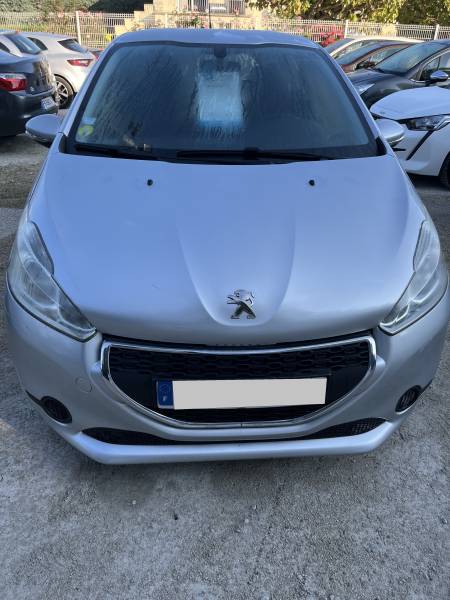 Voiture d’occasion PEUGEOT 208 1.4 HDi 70 Active 5p. Avec climatisation et régulateur de vitesse ainsi écran tactile. Garantie 12 Mois.
