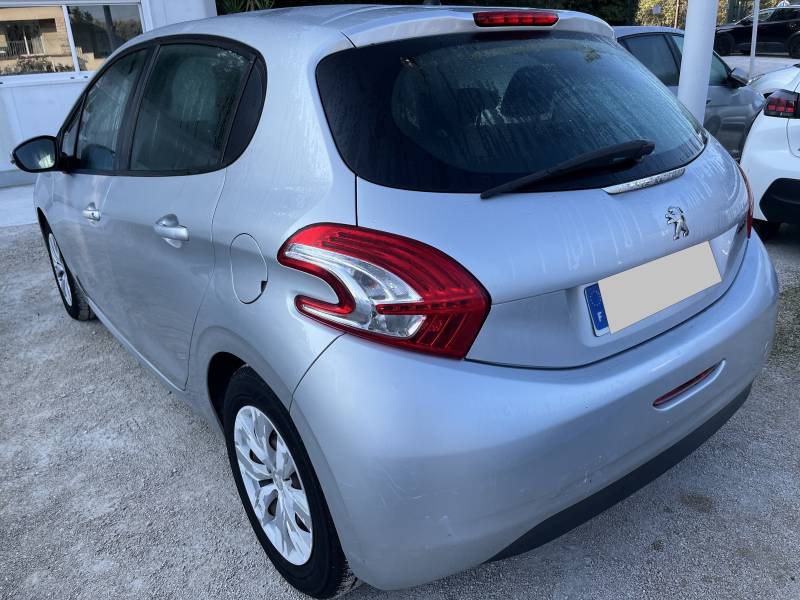 Voiture d’occasion PEUGEOT 208 1.4 HDi 70 Active 5p. Avec climatisation et régulateur de vitesse ainsi écran tactile. Garantie 12 Mois.
