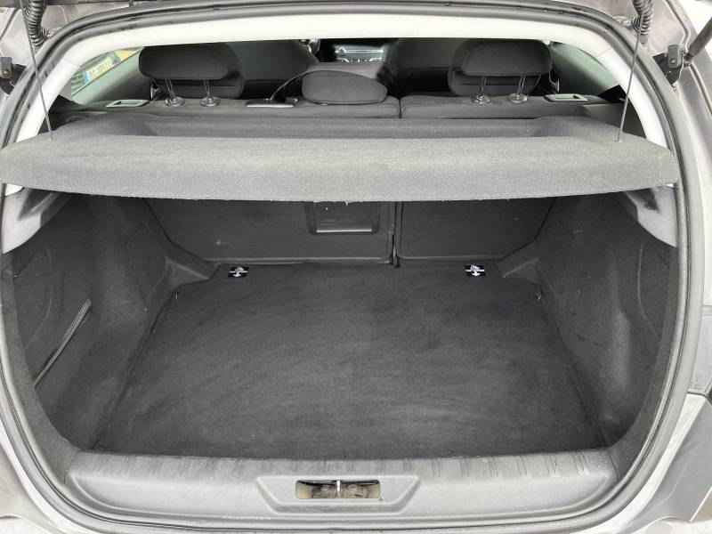  voiture d’occasion PEUGEOT 308 II 1.6 Blue HDi 120 Active Business incarne parfaitement le savoir-faire de la marque française.  A ARLES