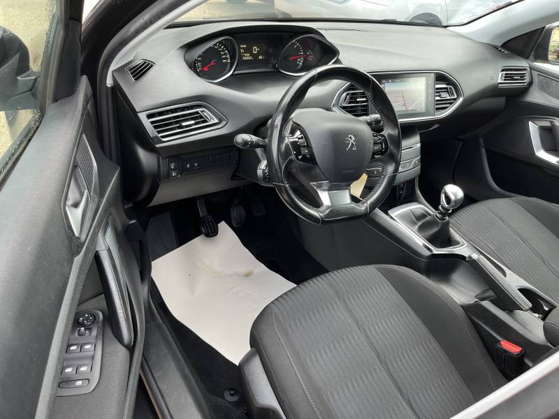 Avec ses 155 520 km d’origine garantis, ses 5 places confortables et sa garantie de 12 mois, cette PEUGEOT 308 II d’occasion combine fiabilité et tranquillité d’esprit. A NIMES