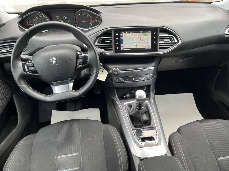 Voiture d’occasion PEUGEOT 308 II 1.6 BLUE HDI 120 Allure Business. 5p. BV6. avec GPS Europe Ecran Tactile et Régulateur + Limiteur de vitesse ainsi que Radar AV/AR. Garantie 12 Mois.