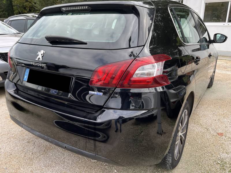 Cette PEUGEOT 308 II Allure Business de 2015, avec 165 846 km d’origine garantis, propose un excellent rapport qualité/prix. A NIMES