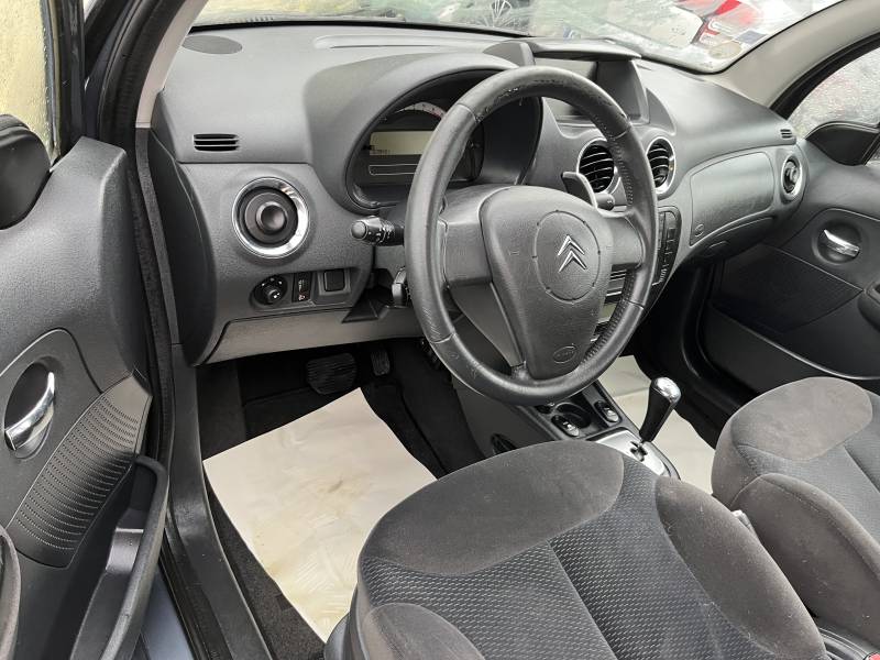 Cette voiture d’occasion à Avignon se présente dans une élégante teinte Gris Acier Métal Verni, et offre 5 portes et 5 places, parfaites pour un usage urbain ou familial. A CARPENTRAS