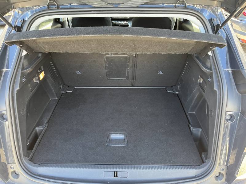 Voiture d’occasion PEUGEOT 3008 II 1.5 BLUE HDI 130 Active Business. EAT 8. 5p. avec GPS Europe Tactile et Radars AV + AR  + Caméra ainsi que Régulateur + Limiteur de vitesses. Garantie 12 Mois.