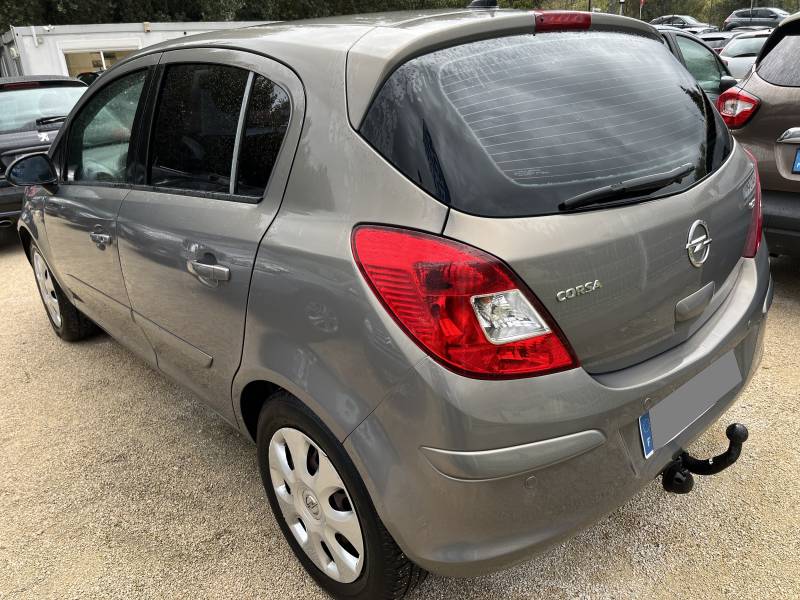 Voiture d’occasion OPEL CORSA D Ph2  1.3 CDTI 75 Essentia 5p. Avec climatisation et Crochet d’Attelage AR ainsi que Régulateur de Vitesse. Garantie 12 Mois.