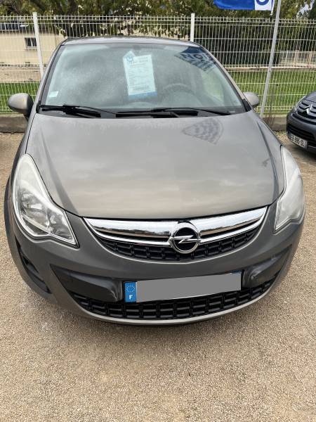 Voiture d’occasion OPEL CORSA D Ph2  1.3 CDTI 75 Essentia 5p. Avec climatisation et Crochet d’Attelage AR ainsi que Régulateur de Vitesse. Garantie 12 Mois.