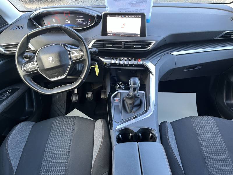 Dotée d’une boîte manuelle à 6 vitesses, cette voiture d’occasion PEUGEOT 3008 de 2019 affiche 132 610 km d’origine garantis. A ARLES
