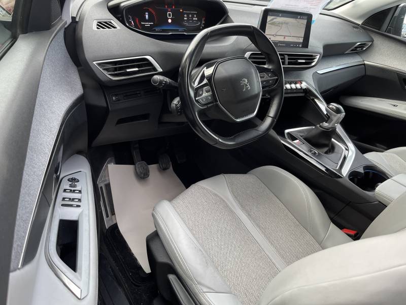 voiture d’occasion PEUGEOT 3008 II 1.5 BLUE HDI 130 Allure Business, un modèle réputé pour son élégance et son efficacité. A ORANGE