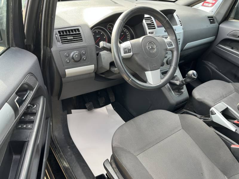 Le monospace OPEL ZAFIRA Ph2 1.9 CDTI 100 Enjoy incarne le compromis idéal entre confort familial, polyvalence et fiabilité. A ORANGE