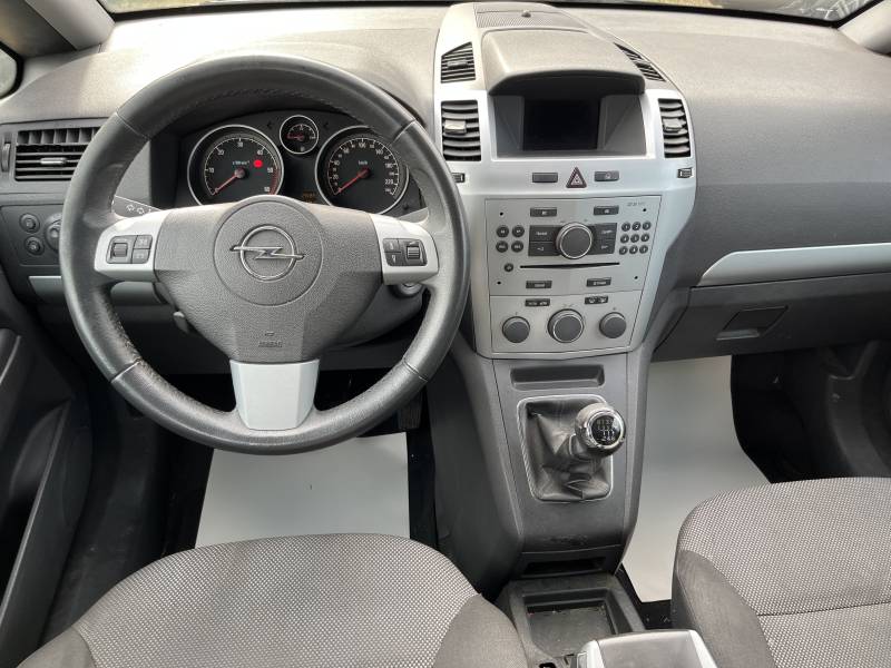Ce véhicule d’occasion OPEL ZAFIRA séduit par son espace intérieur modulable et sa capacité à accueillir jusqu’à 7 passagers confortablement. A ARLES