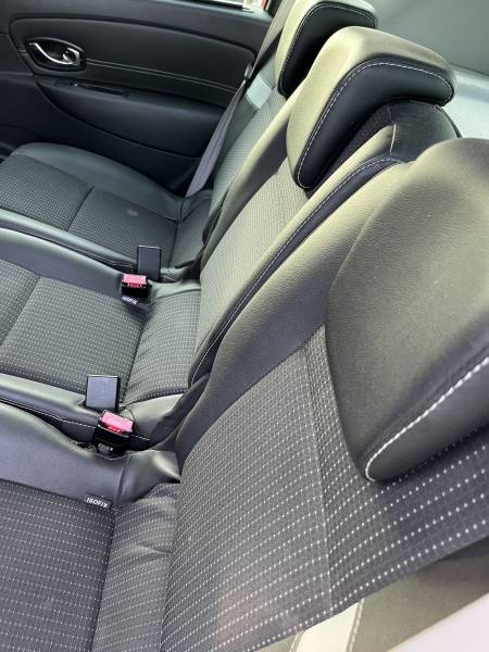 Voiture d’occasion RENAULT SCENIC III Ph3 1.5 DCI 130 Bose. BV6. 5p. Avec Radars de Recul et Sièges en Cuir ainsi que GPS Europe. Garantie 12 Mois.