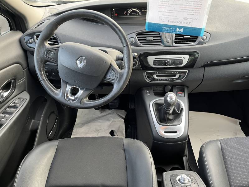 Voiture d’occasion RENAULT SCENIC III Ph3 1.5 DCI 130 Bose. BV6. 5p. Avec Radars de Recul et Sièges en Cuir ainsi que GPS Europe. Garantie 12 Mois.