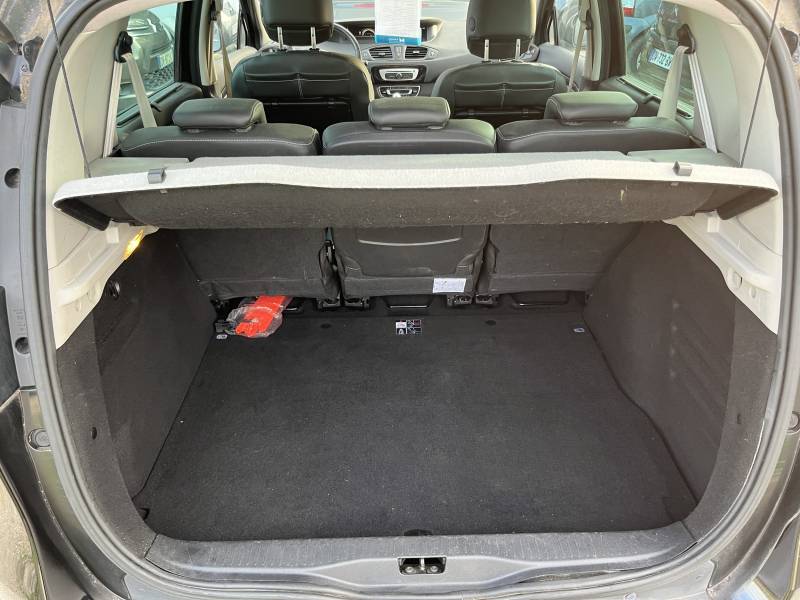 Voiture d’occasion RENAULT SCENIC III Ph3 1.5 DCI 130 Bose. BV6. 5p. Avec Radars de Recul et Sièges en Cuir ainsi que GPS Europe. Garantie 12 Mois.