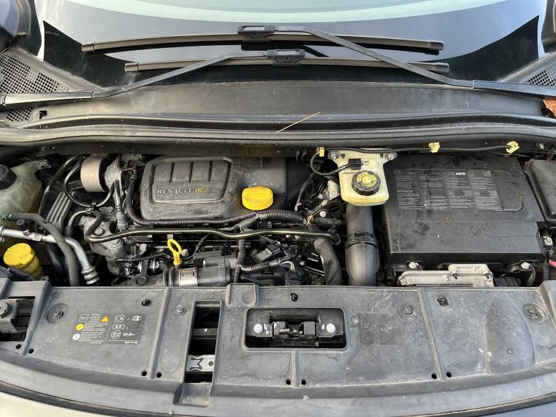 voiture d’occasion RENAULT SCENIC III Ph3 1.5 DCI 130 Bose incarne parfaitement le monospace familial par excellence. A ARLES