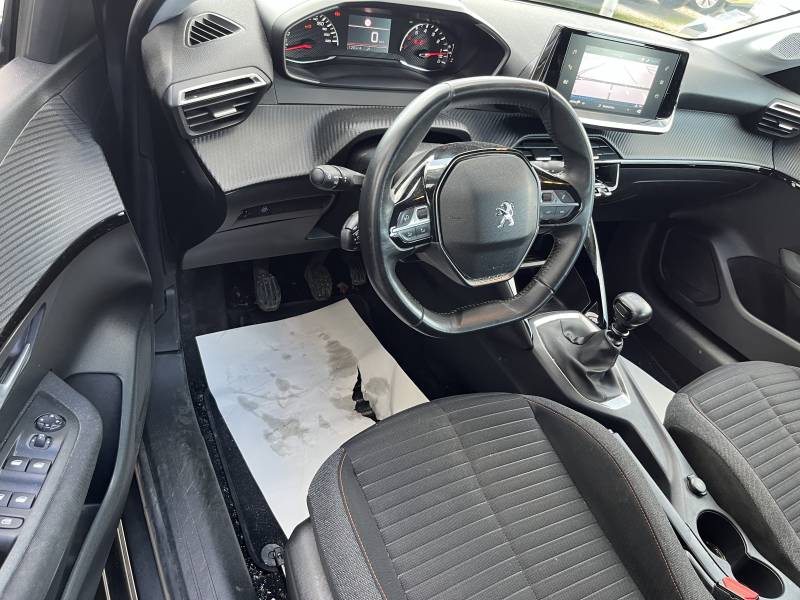  CPM Auto à Avignon, votre partenaire de confiance dans le Vaucluse, pour découvrir et essayer cette voiture d’occasion PEUGEOT 208 II 1.5 Blue HDI 102 Active Business au tarif avantageux. 