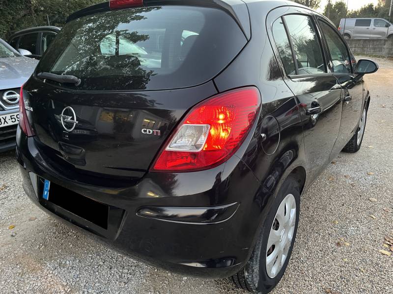 Voiture d’occasion OPEL CORSA D Ph2 1.3 CDTI 75 Cosmo. 5p. avec climatisation et radio CD MP3 commande au volant. Garantie 12 Mois.