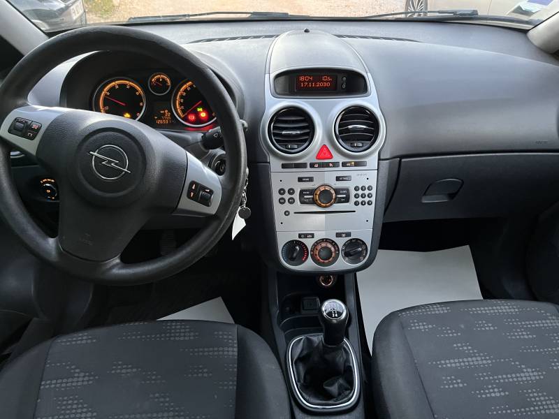 Avec ses 5 places, sa configuration 5 portes et son format de citadine facile à manier, cette voiture d’occasion OPEL CORSA D s’adapte parfaitement aux besoins d’un usage quotidien. A ORANGE