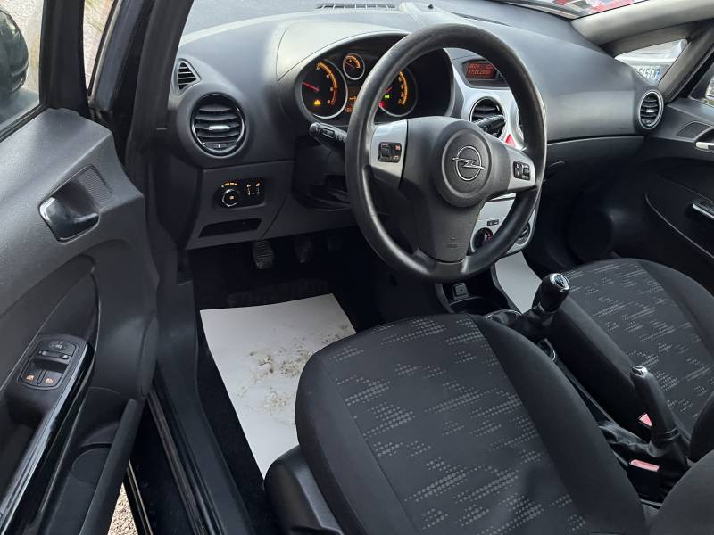 Voiture d’occasion OPEL CORSA D Ph2 1.3 CDTI 75 Cosmo. 5p. avec climatisation et radio CD MP3 commande au volant. Garantie 12 Mois.