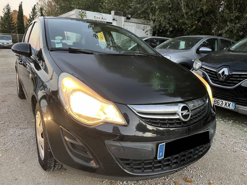 Voiture d’occasion OPEL CORSA D Ph2 1.3 CDTI 75 Cosmo. 5p. avec climatisation et radio CD MP3 commande au volant. Garantie 12 Mois.