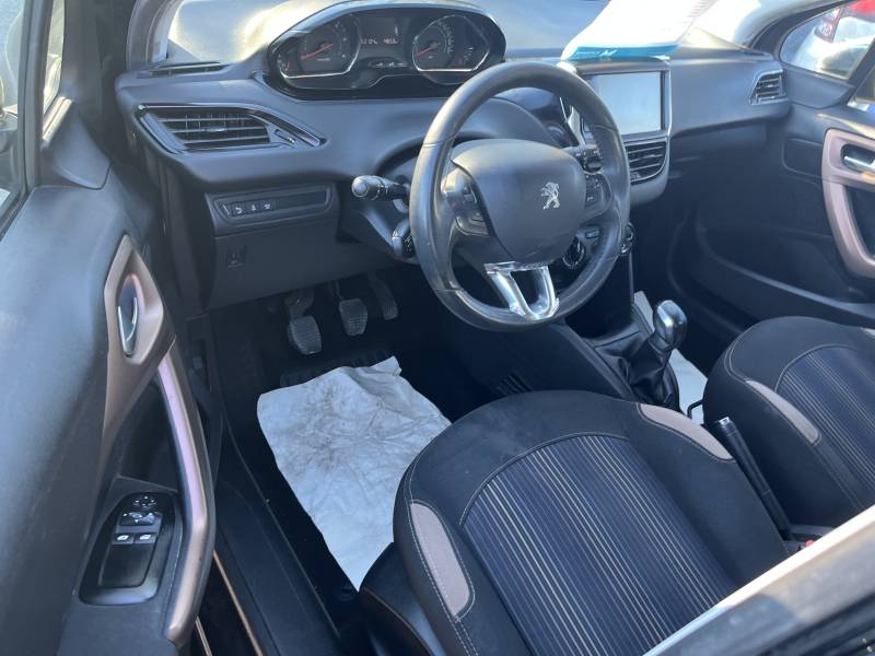 Avec ses 5 portes, ses 5 places, sa climatisation, son régulateur de vitesse et son radar de recul, cette PEUGEOT 208 assure un confort optimal.  A CARPENTRAS