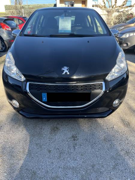 Voiture d’occasion PEUGEOT 208 1.6 e-HDI 92 Urban Soul. 5p. 1ère Main. Avec climatisation et régulateur de vitesse ainsi que Radar de Recul. Garantie 12 Mois.